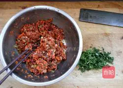 Illustration of how to make mutton and carrot dumplings 4