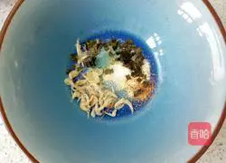 Illustration of how to make celery and pork wontons 20