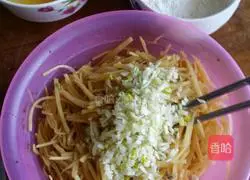 Illustration of how to make shredded potato pancakes 2