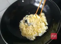 Illustration of how to make fried rice with pepper, carrot and egg 8