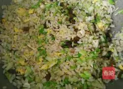 Illustration of how to make fried rice with cabbage and eggs 8