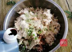 Illustration of how to make elm and yellow mushroom pork dumplings 11