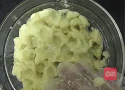 Illustration of how to make potato egg pancake 4