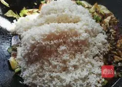 Illustration of how to make cabbage braised rice (voltage cooker version) 12