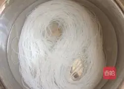 Illustration of how to make leek and egg dough dumplings 1