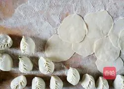 Illustration of how to make dumplings stuffed with pork and beans 6