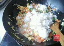 Illustration of how to make colorful egg fried rice 11