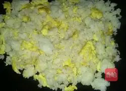 Illustration of how to make three-color egg fried rice 9