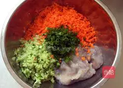 Illustration of how to make three fresh stuffed dumplings 1