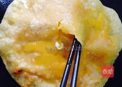 Illustration of how to make egg-filled pancakes and sausages 9