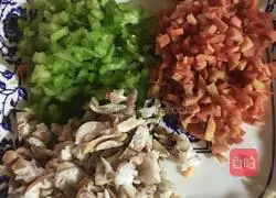 Illustration of how to make fried rice with sausage and eggs 1