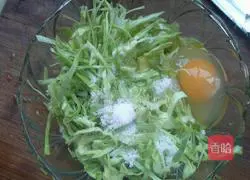Illustration of how to make cabbage and egg pancakes 1