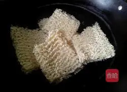 Illustration of how to make fried noodles with eggs 1