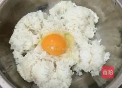 Illustration of how to make ham and egg fried rice 1