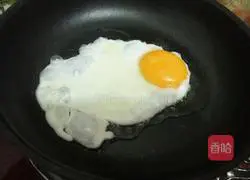 Illustration of how to make poached egg noodles 6