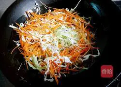 苏三Illustration of how to make shredded fried noodles 12