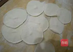 Illustration of how to make pork, cabbage and fungus dumplings 6