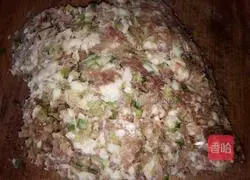 Illustration of how to make pork, hazel and mushroom dumplings 1