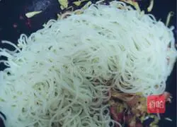 Illustration of how to make fried noodles with cabbage and shredded pork 6