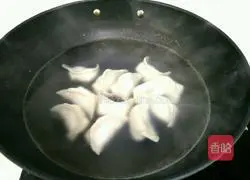 Illustration of how to make celery and fresh meat dumplings 17