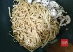 Illustration of how to make fried noodles with mushrooms 6