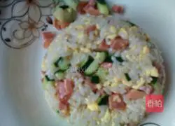 Illustration of how to make cucumber, ham, and egg fried rice 9