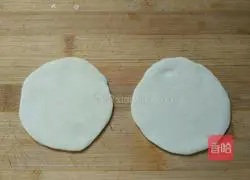Illustration of how to make three fresh stuffed buns 13