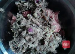 Illustration of how to make mushroom and beef dumplings 5