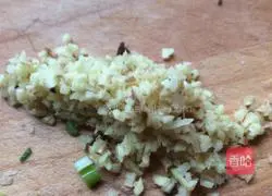 Illustration of how to make dumplings stuffed with pork and celery 4