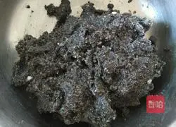 Illustration of how to make black sesame and peanut glutinous rice balls filling 5