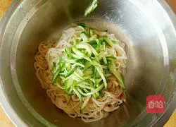 Illustration of how to make cucumber noodles 5
