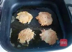 Illustration of how to make potato and carrot cakes 8