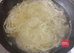 Illustration of how to make fried noodles with shredded vegetables and pork 8