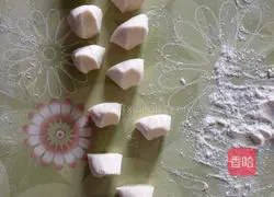 Illustration of how to make fungus, egg and shrimp dumplings 8