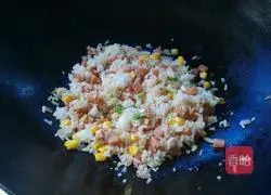 Illustration of how to make pineapple, ham and corn kernel fried rice 5