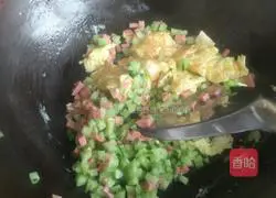 Illustration of how to make egg fried rice 3