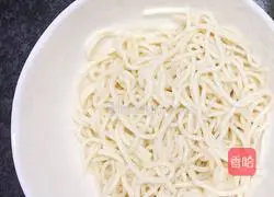 Illustration of how to make poached egg noodles 3