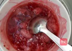 Illustration of how to make handmade strawberry glutinous rice balls 6