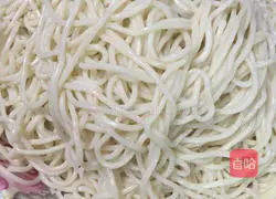 Illustration of how to make stir-fried noodles with shredded vegetables and pork 3