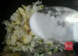 Illustration of how to make green onion and egg fried rice 10