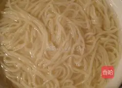 Illustration of how to make preserved egg assorted cold noodles 9