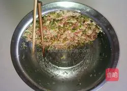 Illustration of how to make pork and sophora flower dumplings 4