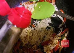 Illustration of how to make vegetarian fried noodles 8