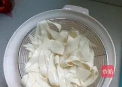Illustration of how to make fried noodles with colored pepper 4