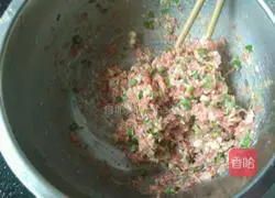 Illustration of how to make dumpling skin pot stickers 4