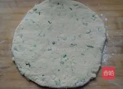 Illustration of how to make multi-grain pancakes with scallion dough 6