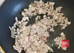 Illustration of how to make rice noodles with minced meat and omelette 3