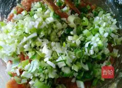 Illustration of how to make wonton stuffing 6