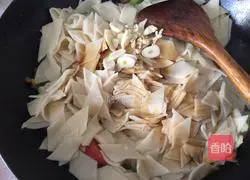 Illustration of how to make fried noodles with vegetables and ham 10