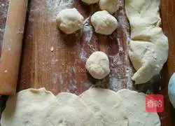 Illustration of how to make celery and pork buns 7